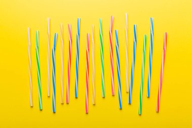 Renkli arka plan, üst görünüm kokteyl için çok renkli plastik tüpler.