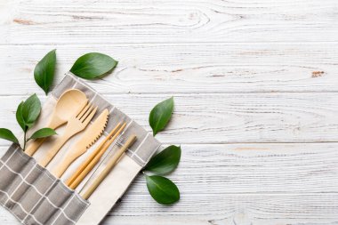 Renkli arka planda mutfak gereçleri olan geri dönüşümlü çevre dostu beyaz eko çanta. Sıfır atık kavramı.