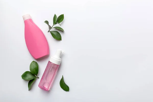 Prodotti Cosmetici Biologici Con Foglie Verdi Sfondo Bianco Copia Spazio — Foto Stock