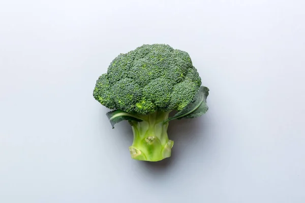 Zielone Świeże Brokuły Tło Bliska Kolorowym Stole Warzywa Dietę Zdrowe — Zdjęcie stockowe