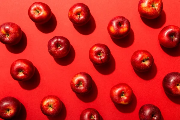 Viele Rote Äpfel Auf Farbigem Hintergrund Draufsicht Herbstliches Muster Mit — Stockfoto
