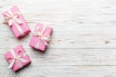 Sevgililer Günü kompozisyonu: Yay ve kalple kırmızı hediye kutusu. Noel hediyesi. Yukarıdan bak. Mesaj için yer var. Holday tebrik kartı.