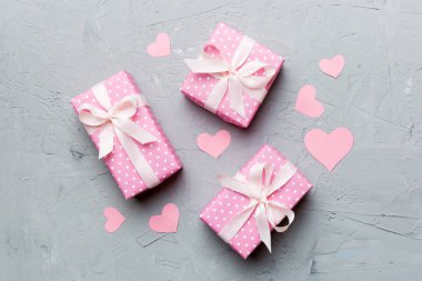 Sevgililer Günü kompozisyonu: Kırmızı hediye kutusu ve kalp. Noel hediyesi. Yukarıdan bak. Holday tebrik kartı.