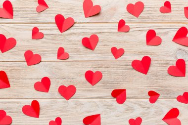 Kırmızı kalplerle sevgililer günü arkaplanı, kopyalama alanı ile üstten görünüm.