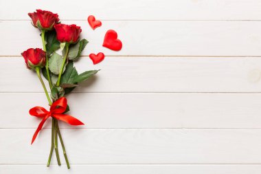 Masada gül çiçeği ve kırmızı kalple Sevgililer Günü kompozisyonu. Üst görünüm, düz görünüm, kopyalama alanı Tatil kavramı.