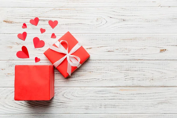 발렌타인 Happy Valentines Day 모양의 상자를 열었습니다 배경에 하트와 배경에 — 스톡 사진