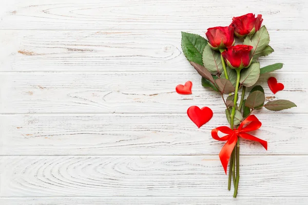 발렌타인데이 작곡에 과붉은 심장을 테이블에 홀리데이 컨셉트 — 스톡 사진