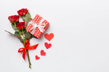 Gül çiçeği, kırmızı kalp ve hediye kutularıyla Sevgililer Günü kompozisyonu. Anneler günü ve doğum günü tebriği, kopyalama alanı, üst görünüm.