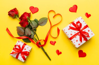 Güzel kırmızı kurdeleli Kraft hediye kutusu ve gül, Sevgililer Günü konsepti, yıldönümü, anneler günü ve doğum günü tebriği, fotokopi alanı, üst manzara.