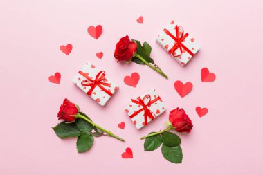 Güzel kırmızı kurdeleli Kraft hediye kutusu ve gül, Sevgililer Günü konsepti, yıldönümü, anneler günü ve doğum günü tebriği, fotokopi alanı, üst manzara.