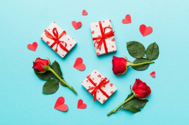 Güzel kırmızı kurdeleli Kraft hediye kutusu ve gül, Sevgililer Günü konsepti, yıldönümü, anneler günü ve doğum günü tebriği, fotokopi alanı, üst manzara.