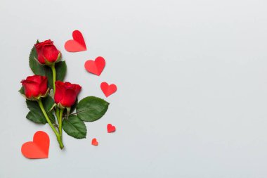 Masada gül çiçeği ve kırmızı kalple Sevgililer Günü kompozisyonu. Üst görünüm, düz görünüm, kopyalama alanı Tatil kavramı.
