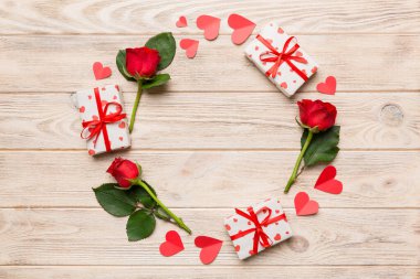 Renkli arka planda gülden yapılmış bir kalp, kalp ve boş tebrik kartı modeli. Top view, flat lay, copy space Holiday, Anneler Günü, doğum günü konsepti.