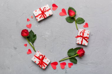 Renkli arka planda gülden yapılmış bir kalp, kalp ve boş tebrik kartı modeli. Top view, flat lay, copy space Holiday, Anneler Günü, doğum günü konsepti.