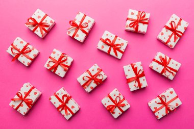 Sevgililer Günü kompozisyonu: Kırmızı hediye kutusu ve kalp. Noel hediyesi. Yukarıdan bak. Holday tebrik kartı.