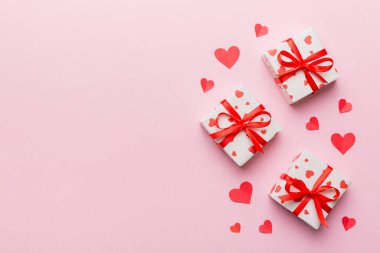 Sevgililer Günü kompozisyonu: Yay ve kalple kırmızı hediye kutusu. Noel hediyesi. Yukarıdan bak. Mesaj için yer var. Holday tebrik kartı.