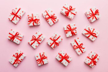 Sevgililer Günü kompozisyonu: Kırmızı hediye kutusu ve kalp. Noel hediyesi. Yukarıdan bak. Holday tebrik kartı.