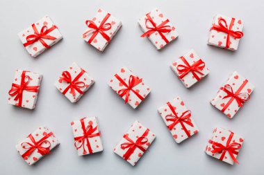 Sevgililer Günü kompozisyonu: Kırmızı hediye kutusu ve kalp. Noel hediyesi. Yukarıdan bak. Holday tebrik kartı.