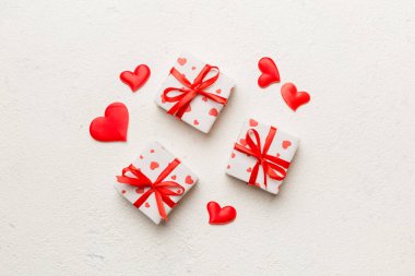 Sevgililer Günü kompozisyonu: Kırmızı hediye kutusu ve kalp. Noel hediyesi. Yukarıdan bak. Holday tebrik kartı.