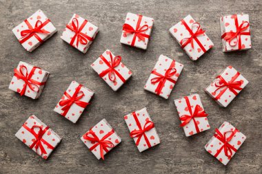 Sevgililer Günü kompozisyonu: Kırmızı hediye kutusu ve kalp. Noel hediyesi. Yukarıdan bak. Holday tebrik kartı.