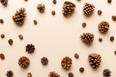 Renkli arka planda minimum yaratıcı koni çerçeve düzenleme şablonu. Düz yatış, üst manzara. Kopya alanı olan noel arkaplanı.