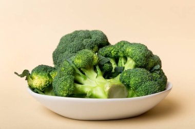 Brokoli taze yeşil brokoliyi renkli arka planda kasede. Kapatın. Taze sebze..