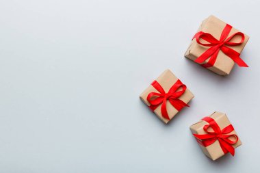 Sevgililer Günü kompozisyonu: Yay ve kalple kırmızı hediye kutusu. Noel hediyesi. Yukarıdan bak. Mesaj için yer var. Holday tebrik kartı.