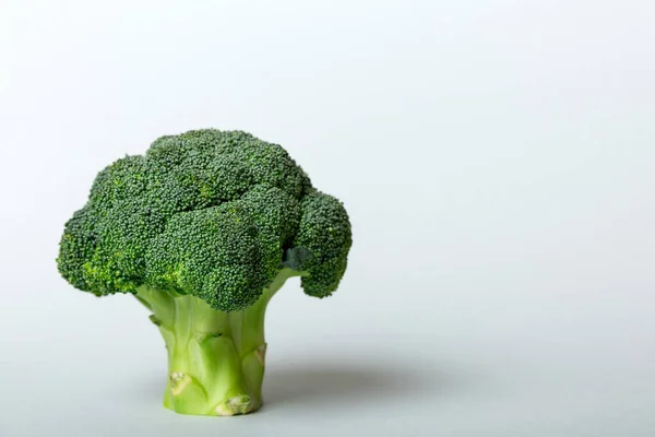 Brokoli Hijau Segar Terisolasi Pada Latar Belakang Putih — Stok Foto