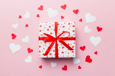 Sevgililer Günü kompozisyonu: Kırmızı hediye kutusu ve kalp. Noel hediyesi. Yukarıdan bak. Holday tebrik kartı.