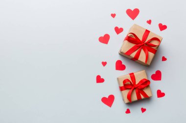 Sevgililer Günü kompozisyonu: Yay ve kalple kırmızı hediye kutusu. Noel hediyesi. Yukarıdan bak. Mesaj için yer var. Holday tebrik kartı.