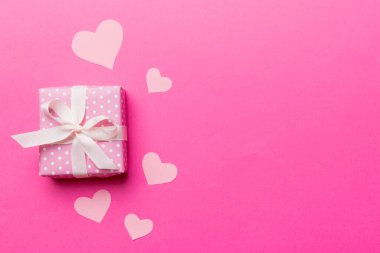 Sevgililer Günü kompozisyonu: Yay ve kalple kırmızı hediye kutusu. Noel hediyesi. Yukarıdan bak. Mesaj için yer var. Holday tebrik kartı.