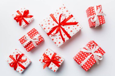 Sevgililer Günü kompozisyonu: Kırmızı hediye kutusu ve kalp. Noel hediyesi. Yukarıdan bak. Holday tebrik kartı.