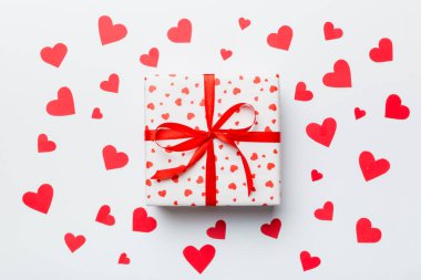 Sevgililer Günü kompozisyonu: Kırmızı hediye kutusu ve kalp. Noel hediyesi. Yukarıdan bak. Holday tebrik kartı.