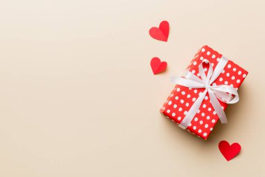 Sevgililer Günü kompozisyonu: Yay ve kalple kırmızı hediye kutusu. Noel hediyesi. Yukarıdan bak. Mesaj için yer var. Holday tebrik kartı.