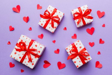 Sevgililer Günü kompozisyonu: Kırmızı hediye kutusu ve kalp. Noel hediyesi. Yukarıdan bak. Holday tebrik kartı.