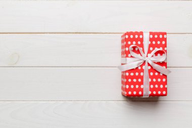 Sevgililer Günü kompozisyonu: Yay ve kalple kırmızı hediye kutusu. Noel hediyesi. Yukarıdan bak. Mesaj için yer var. Holday tebrik kartı.