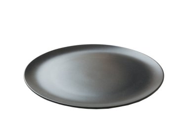 Beyaz zemin üzerinde izole edilmiş siyah seramik yuvarlak tabak. perspektif görünümü.