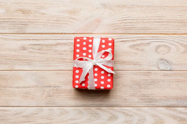 Valentinstag Zusammensetzung Rote Geschenkbox Mit Schleife Und Herz Weihnachtsgeschenk Blick — Stockfoto
