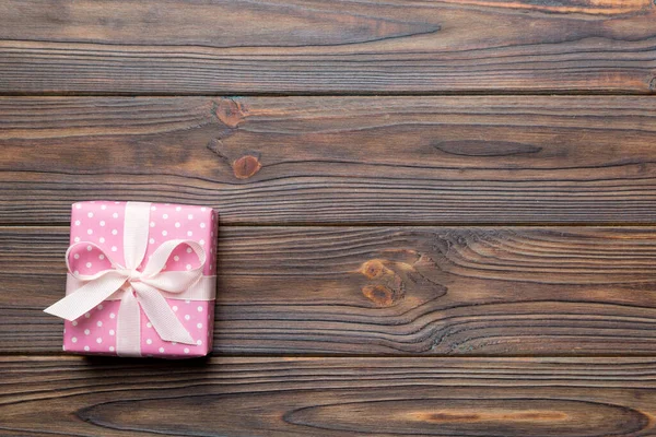 Valentinstag Zusammensetzung Rote Geschenkbox Mit Schleife Und Herz Weihnachtsgeschenk Blick — Stockfoto