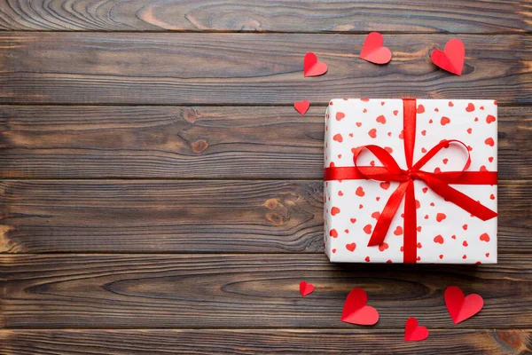 バレンタインデーの組成 弓と心を持つ赤いギフトボックス クリスマスプレゼント 上からの眺め テキスト用のスペース ホリデーグリーティングカード — ストック写真