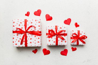 Sevgililer Günü kompozisyonu: Kırmızı hediye kutusu ve kalp. Noel hediyesi. Yukarıdan bak. Holday tebrik kartı.