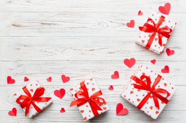 Sevgililer Günü kompozisyonu: Yay ve kalple kırmızı hediye kutusu. Noel hediyesi. Yukarıdan bak. Mesaj için yer var. Holday tebrik kartı.