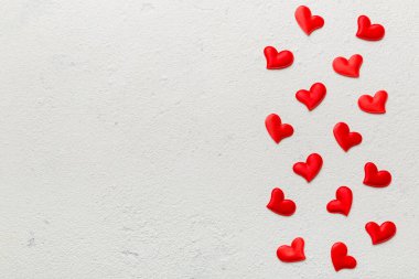 Kırmızı kalplerle sevgililer günü arkaplanı, kopyalama alanı ile üstten görünüm.