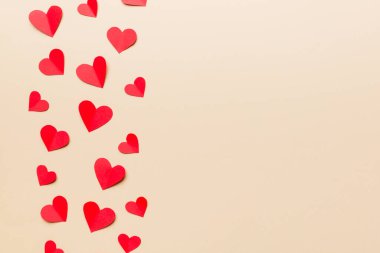 Kırmızı kalplerle sevgililer günü arkaplanı, kopyalama alanı ile üstten görünüm.