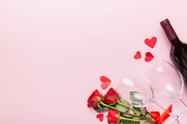 Kırmızı şarap, gül çiçeği ve hediye kutusuyla Sevgililer Günü kompozisyonu. Üst manzara, düz yatış. Tatil kavramı.