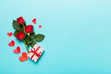 Gül çiçeği, kırmızı kalp ve hediye kutularıyla Sevgililer Günü kompozisyonu. Anneler günü ve doğum günü tebriği, kopyalama alanı, üst görünüm.