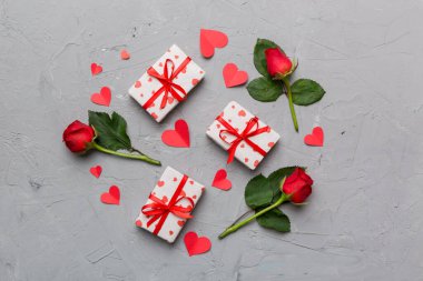 Güzel kırmızı kurdeleli Kraft hediye kutusu ve gül, Sevgililer Günü konsepti, yıldönümü, anneler günü ve doğum günü tebriği, fotokopi alanı, üst manzara.