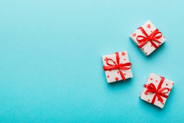 Sevgililer Günü kompozisyonu: Yay ve kalple kırmızı hediye kutusu. Noel hediyesi. Yukarıdan bak. Mesaj için yer var. Holday tebrik kartı.