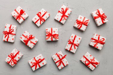 Sevgililer Günü kompozisyonu: Kırmızı hediye kutusu ve kalp. Noel hediyesi. Yukarıdan bak. Holday tebrik kartı.