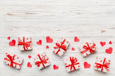 Sevgililer Günü kompozisyonu: Yay ve kalple kırmızı hediye kutusu. Noel hediyesi. Yukarıdan bak. Mesaj için yer var. Holday tebrik kartı.